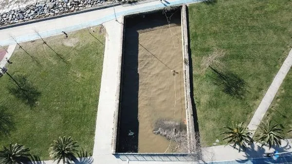 Maltepe'de denizin rengi kahverengine döndü! Vatandaş pis kokulardan şikayetçi-3