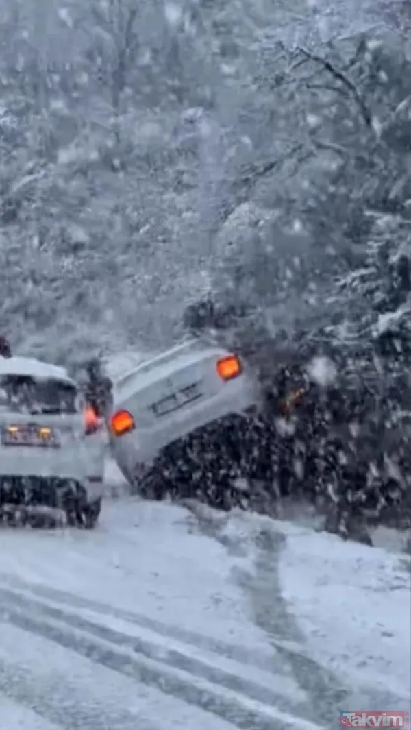 Beykoz Çavuşbaşı Mahallesi'nde De Karda Kayan Bir Otomobil Yol Kenarına Düştü.
