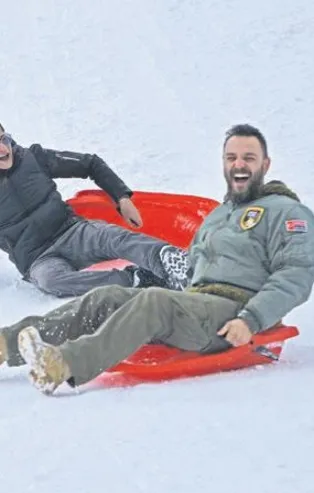 Ünlü oyuncular İsmail Hacıoğlu ve Ogun Kaptanoğlu'ndan Uludağ'da eğlenceli anlar