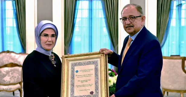 Emine Erdoğan'ın "Sıfır Atık" projesine AKDENİZ-PA Ödülü! Bakan Özhaseki Külliye'de teslim etti: Türkiye'nin çevre bilincinin nişanesi