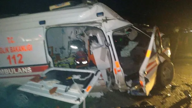 balikesirde-ambulans-kamyon-ve-otomobilin-karistigi-feci-kaza-olu-ve-yaralilar-var-1617057109930.jpeg