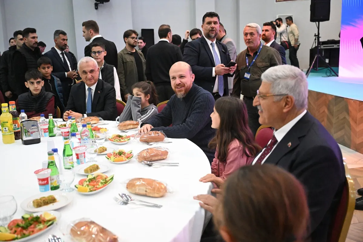 bilal-erdogandan-kritik-uyari-cocuklar-kirmizi-cizgimizdir-1776958504079.jpeg Bilal Erdoğan’dan kritik uyarı: Çocuklar kırmızı çizgimizdir-4