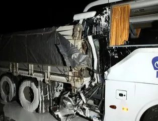 Yolcu otobüsü ile kamyon çarpıştı: Ölü ve yaralılar var