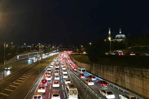 Kısıtlama sonrası 15 Temmuz Şehitler Köprüsü'nde trafik yoğunluğu