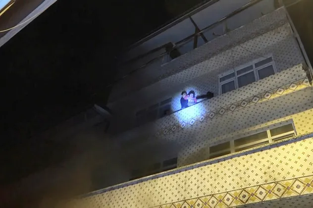 Bursa'da korkutan yangın! Binada mahsur kalan 4'ü çocuk 8 kişiyi itfaiye kurtardı