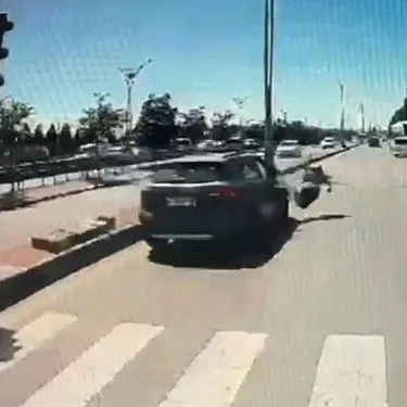 Kocaeli’de otomobil yaya geçidindeki kadına çarptı: O anlar kamerada