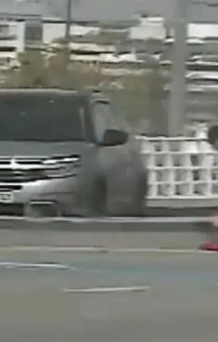 Yolun ortasında durdu, Türk bayrağını aldı!