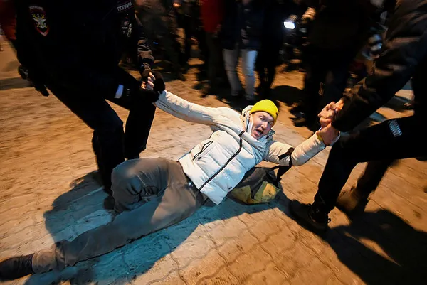 son-dakika-rusyaya-donen-muhalifalekseynavalniy-gozaltina-alindi-destekcileri-de-gozaltina-alinmisti-1610908585518.jpg Son dakika: Rusya'ya dönen muhalif Aleksey Navalnıy gözaltına alındı! Destekçileri de gözaltına alınmıştı-6