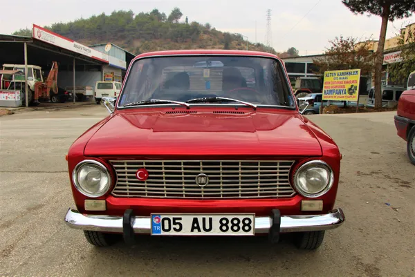 oto-elektrik-ustasi-cem-yilmazin-da-ilgilendigi-1975-model-murat-124-otomobilini-100-bin-liraya-satiyor-1607149750576.jpg