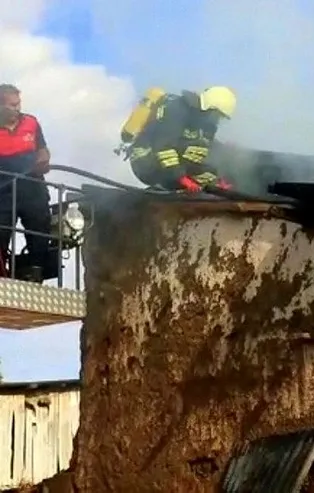 Bahçedeki kuru otları yakmak isterken evini yaktı