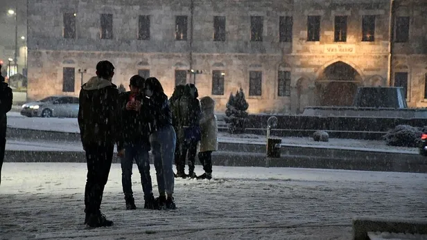 sivasi-beyaz-ortuyle-kapladi-karin-keyfini-cikartmak-isteyenler-kendini-sokaga-atti-1639793640621.jpeg
