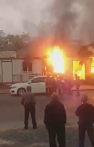 Bağcılar'da 2 konteyner alev alev yandı