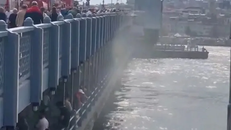 Galata Köprüsü'nde yangın paniği
