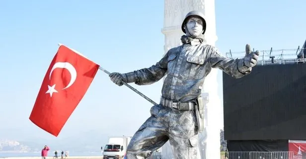 İzmir’de Gündoğdu Meydanı’nda asker selamı veren canlı heykelin rekor denemesi sürüyor