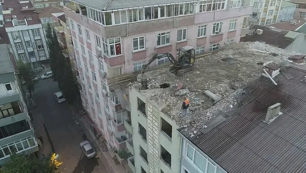 İstanbul'da deprem sonrası boşaltılan binada ilginç yıkım-2