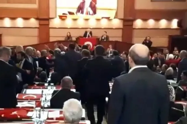 İBB Meclisi'nde CHP ve İyi Partililerden Engin Özkoç provokasyonu! AK Partililerin üzerine yürüdüler