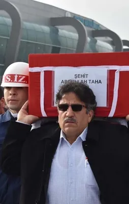 Şehit oğlunun tabutunu taşıdı