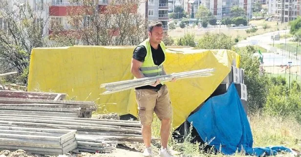 Okul müdürü Ertan Çekiç, dezavantajlı öğrencilerine destek olabilmek için inşaatlarda çalışıyor