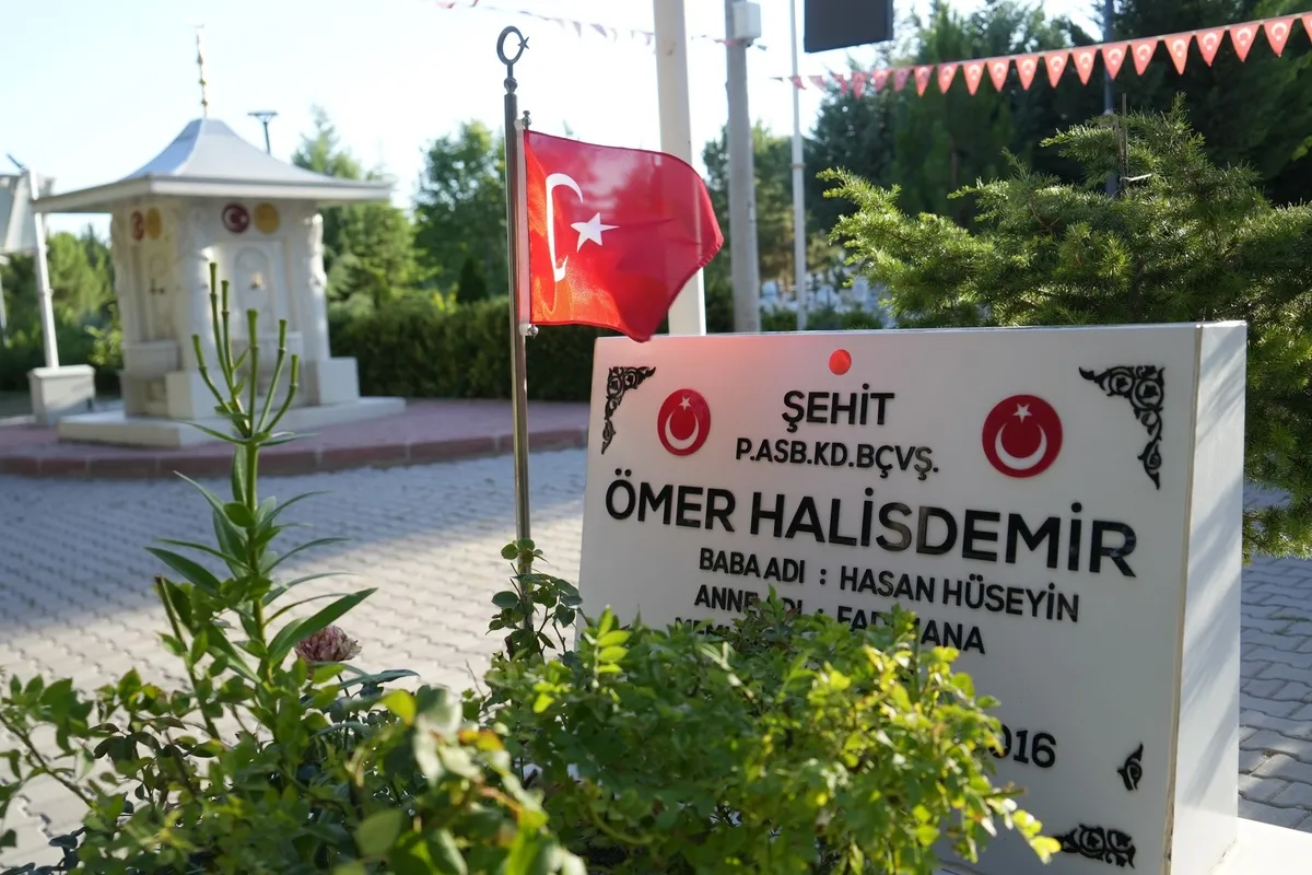 15-temmuz-sehidi-omer-halisdemir-minnetle-aniliyor-1784097827505.jpg Ömer Halisdemir'in kabrine akın... Aksakallı: O Alparslan'ın kefenini giydi! Gazze'den duygulandıran çizim-2