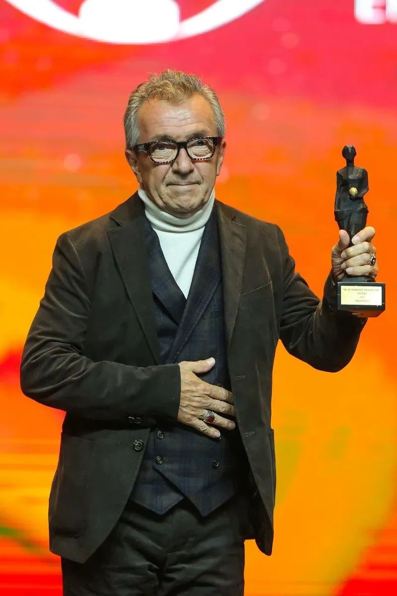 Osman Sınav Altın Portakal ödülüyle. (Sosyal medya)