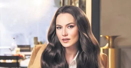 Fahriye Evcen Kazakistan'daki sevenlerinin karşısına çıktı