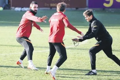 galatasarayin-yeni-transferi-pulgar-imzayi-atti-1643843107327.jpeg Galatasaray'ın yeni transferi Pulgar imzayı attı-11