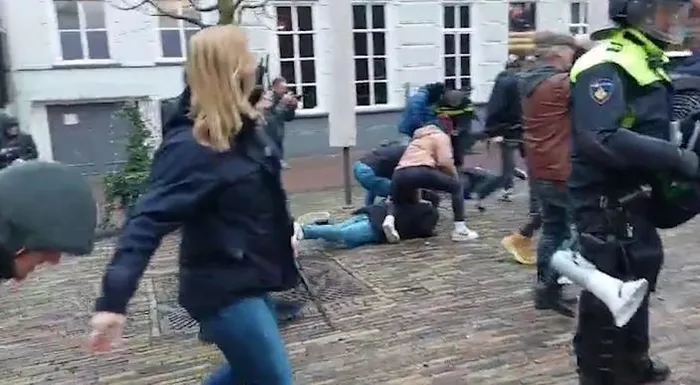 avrupada-islam-dusmanligi-bitmiyor-bu-sefer-hollandada-ortaya-cikti-polislerin-gozu-onunde-kuran-i-kerime-cirk-1705175843169.jpeg