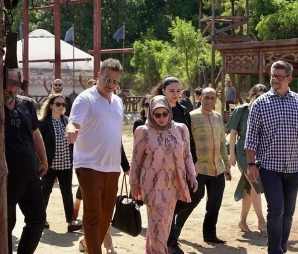 malezya-kralicesi-kurulus-osman-dizisinin-setini-ziyaret-etti-1661117185747.jpg Malezya Kraliçesi, Kuruluş Osman dizisinin setini ziyaret etti!-5