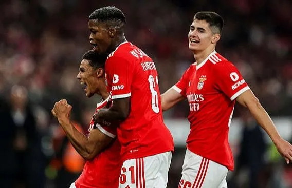 fenerbahceye-yeni-teklif-benficanin-24-yasindaki-on-liberosu-florentino-luis-kanaryaya-mi-geliyor-1697758328304.jpeg Fenerbahçe'ye yeni teklif! Benfica’nın 24 yaşındaki ön liberosu Florentino Luis Kanarya'ya mı geliyor?-3