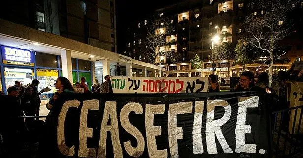 Tel Aviv’de binlerce kişi Netanyahu’nun görevden alınması için protesto düzenledi: Bizi aptallar yönetiyor