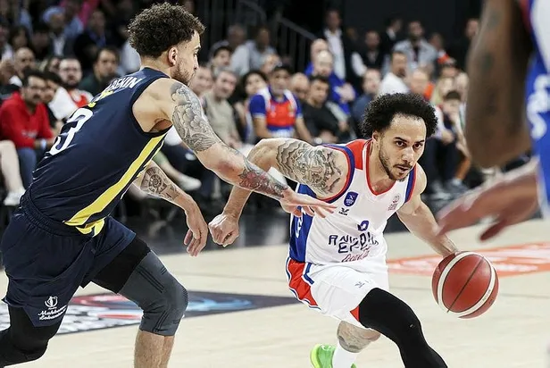 Anadolu Efes final serisi 4. maçında konuk ettiği Fenerbahçe Beko'yu 87-78 yenerek finale yükseldi-2