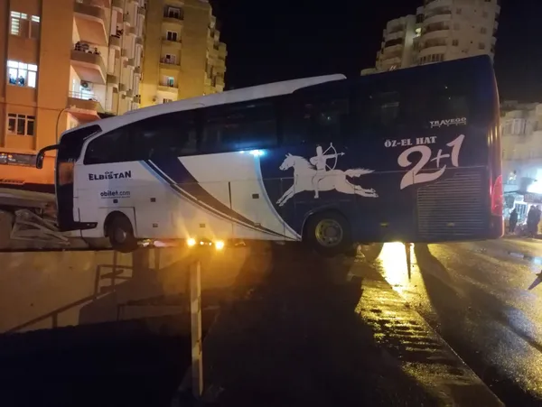 bariyeri-asan-yolcu-otobusu-koprude-asili-kaldi-1641792843689.jpg Bariyeri aşan yolcu otobüsü köprüde asılı kaldı-2