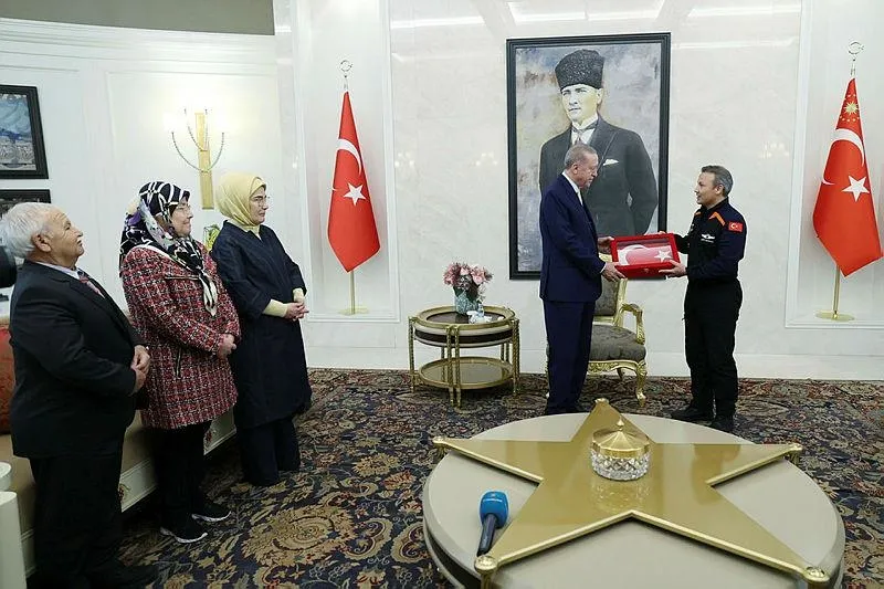 İlk Türk astronot Alper Gezeravcı Türkiye'ye döndü! Ay-Yıldızlı bayrağımızı Başkan Erdoğan'a hediye etti-3