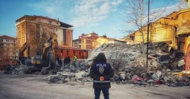 Polis telsizinde yıkılan binalarla ilgili anonslar depremin boyutunu gözler önüne serdi