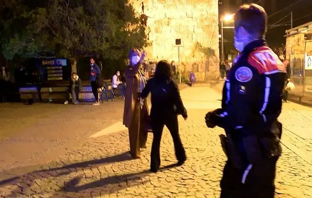 SON DAKİKA: Antalya'da alkolü fazla kaçıran kadın turistler ortalığı birbirine kattı-5