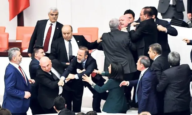 CHP'li Engin Özkoç'un Başkan Erdoğan'a skandal sözleri Meclis'i karıştırdı! İşte Engin Özkoç'un yumruk yediği o an!-2