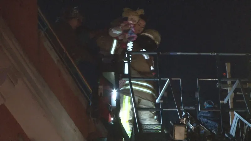 Maltepe'de yangın! 4'ü çocuk, 12 kişi... - 7