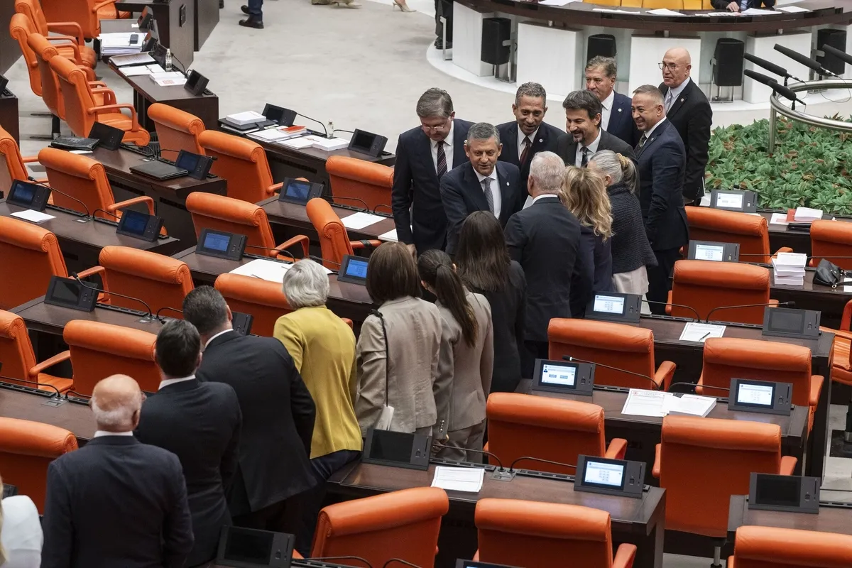 1786433436415.jpeg Çerçeve Yasa oylaması Yeni Parti'deki çatlağı gün yüzüne çıkardı! Bölücüler bölündü: 35 kabul, 54 ret-11
