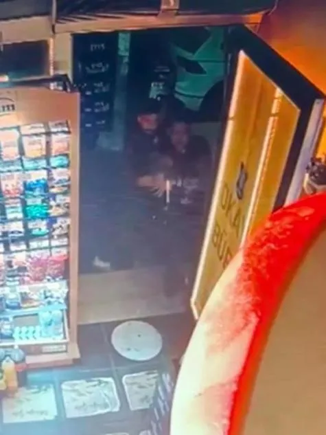 tekirdagda-tekel-bayisine-silahli-saldiri-kursun-yagdirdilar-ambulansi-arayanin-basinda-sise-kirdilar-1692114278871.jpeg Tekirdağ'da tekel bayisine silahlı saldırı! Kurşun yağdırdılar, ambulansı arayanın başında şişe kırdılar-5