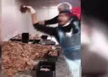SON DAKİKA: Adana'da mide bulandıran görüntü! Hazır döner paketlerken çekilen video tepki çekti