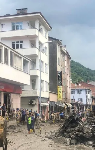 Bozkurt'ta enkaz kaldırma ve temizlik çalışmaları devam ediyor