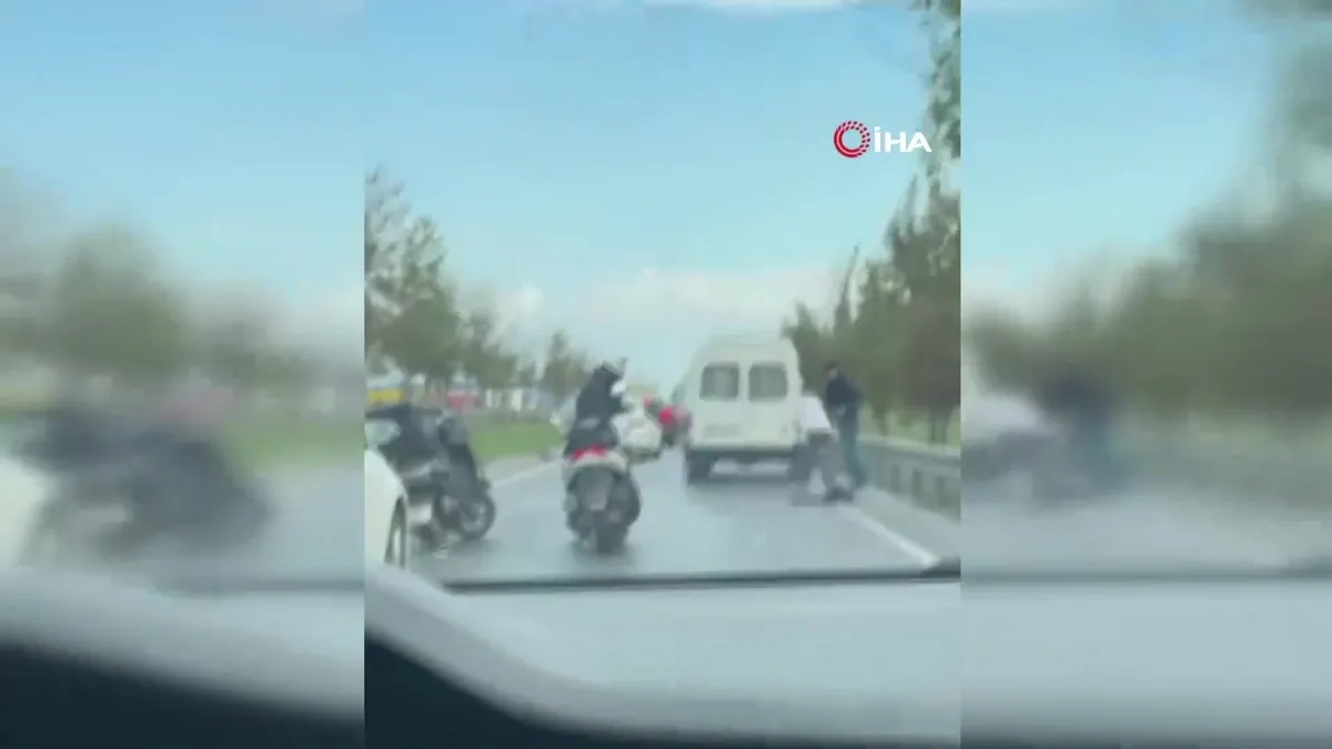 Esenyurt’ta ‘yol verme’ kavgası: Minibüs sürücüsüne yumruk ve motosiklet kaskıyla böyle saldırdılar