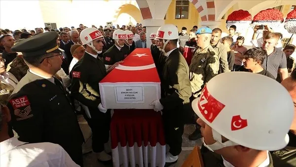 baskan-erdogandan-piyade-sozlesmeli-er-selcukun-ailesine-bassagligi-mesaji-1693071496133.jpeg Başkan Erdoğan'dan Piyade Sözleşmeli Er Selçuk'un ailesine başsağlığı mesajı-2