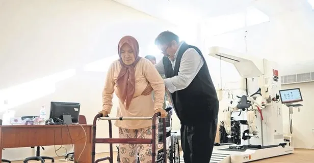 Felçli geldiği hastanede ilk adımlarını atmaya başladı