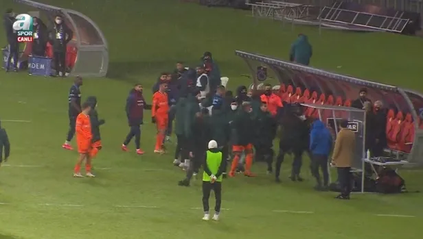 basaksehir-trabzonspor-super-kupa-macinda-ortalik-karisti-1611778276218.jpg Başakşehir - Trabzonspor Süper Kupa maçında ortalık karıştı!-3