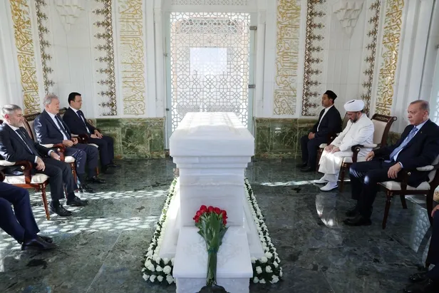 baskan-erdogan-ozbekistanda-hazreti-hizir-turbesini-ziyaret-etti-1663244139924.jpeg Başkan Erdoğan Özbekistan'da Hazreti Hızır Türbesi'ni ziyaret etti-3