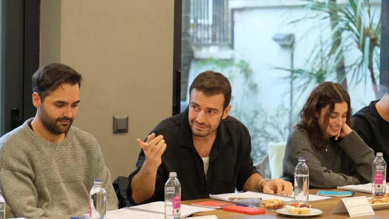 atv-ekranlarinin-yeni-dizisi-zembilli-sete-cikmaya-hazirlaniyor-1731744159777.jpg (Kaynak: ATV)