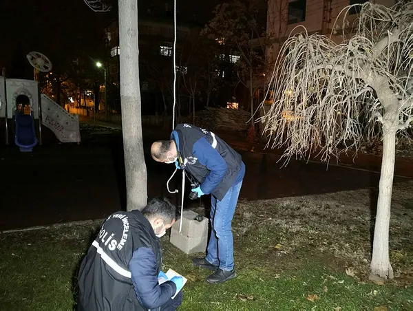 kendini-agaca-asan-genci-kucaklayarak-kurtardi-1608064307396.jpg Urganla kendisini ağaca asan genci, bisikletle oradan geçen başka bir genç kucaklayarak kurtardı ama intihar girişiminde bulunan genç basın mensuplarına saldırdı-2