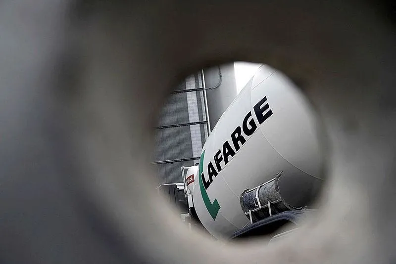 Fransız çimento devi Lafarge, terör örgütünü finanse etmekten yargılanacak. (AFP)