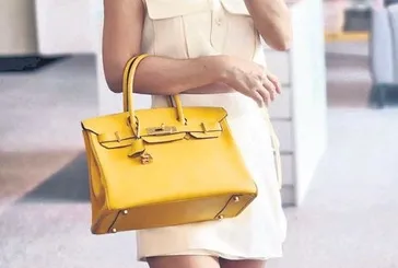 Sosyetik güzel sahte çanta ile yakalandı!